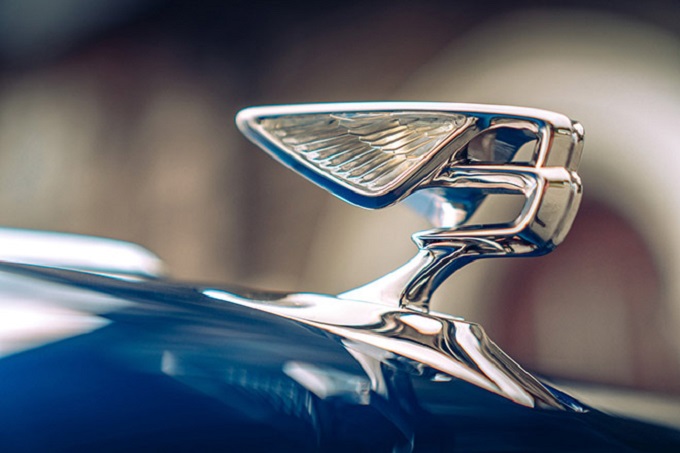 Bentley vuole far volare davvero l’emblema Flying B con un piccolo drone: le immagini del brevetto