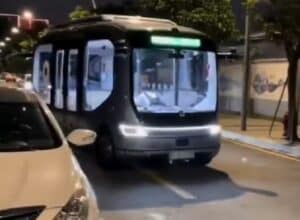 Bus senza conducente in azione sulle strade della Cina [VIDEO]