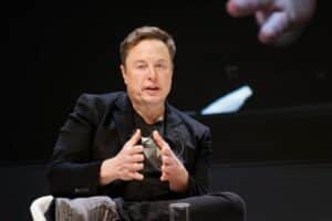 Auto elettriche, Elon Musk teme la concorrenza cinese: “Senza dazi ci demoliranno”