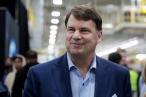 Il CEO di Ford Farley guida un’elettrica cinese da 6 mesi e non vuole lasciarla: “È fantastica”