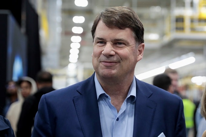Il CEO di Ford Farley guida un’elettrica cinese da 6 mesi e non vuole lasciarla: “È fantastica”
