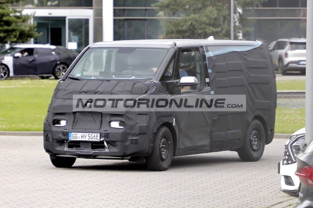 Kia PV5 2026: il furgone elettrico si mostra su strada [FOTO SPIA]