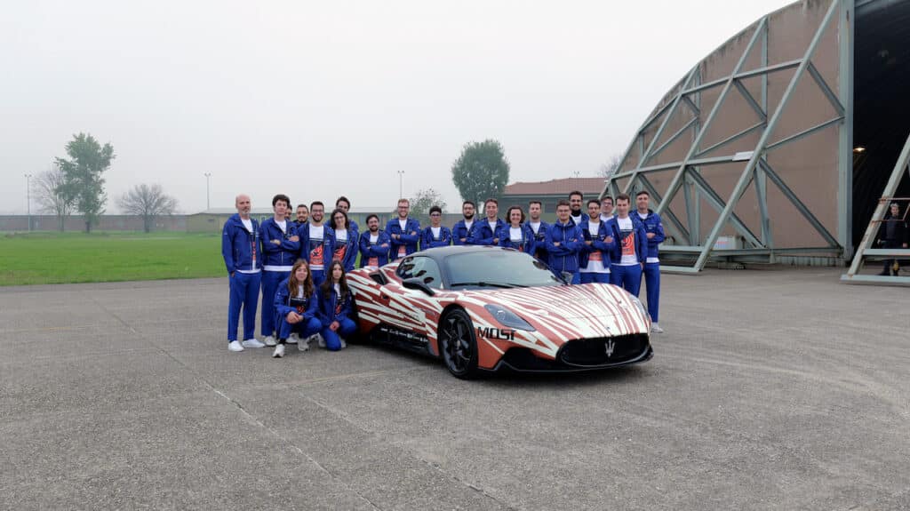 Una Maserati MC20 guidata da un robot arriva a 285 km/h
