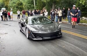 Distrugge la McLaren 600LT lasciando il raduno-evento “Cars and Coffee” [VIDEO]