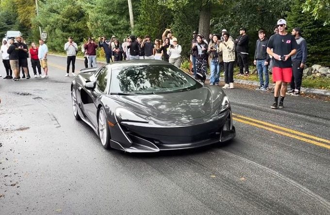 Distrugge la McLaren 600LT lasciando il raduno-evento “Cars and Coffee” [VIDEO]