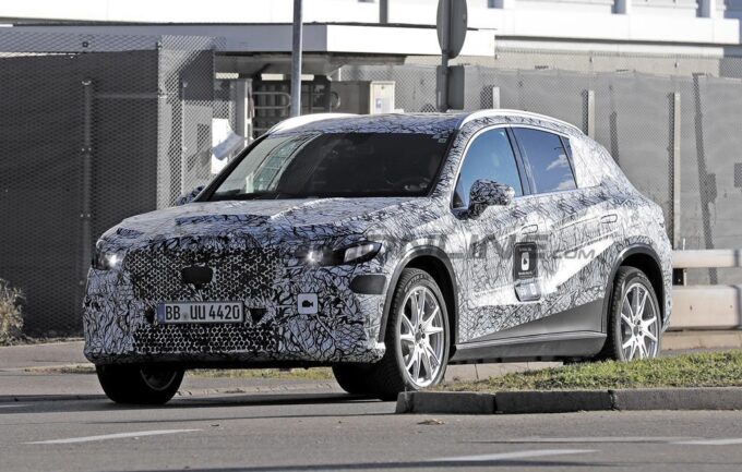 Mercedes GLC EV: il futuro SUV elettrico si scopre sempre di più [FOTO SPIA]