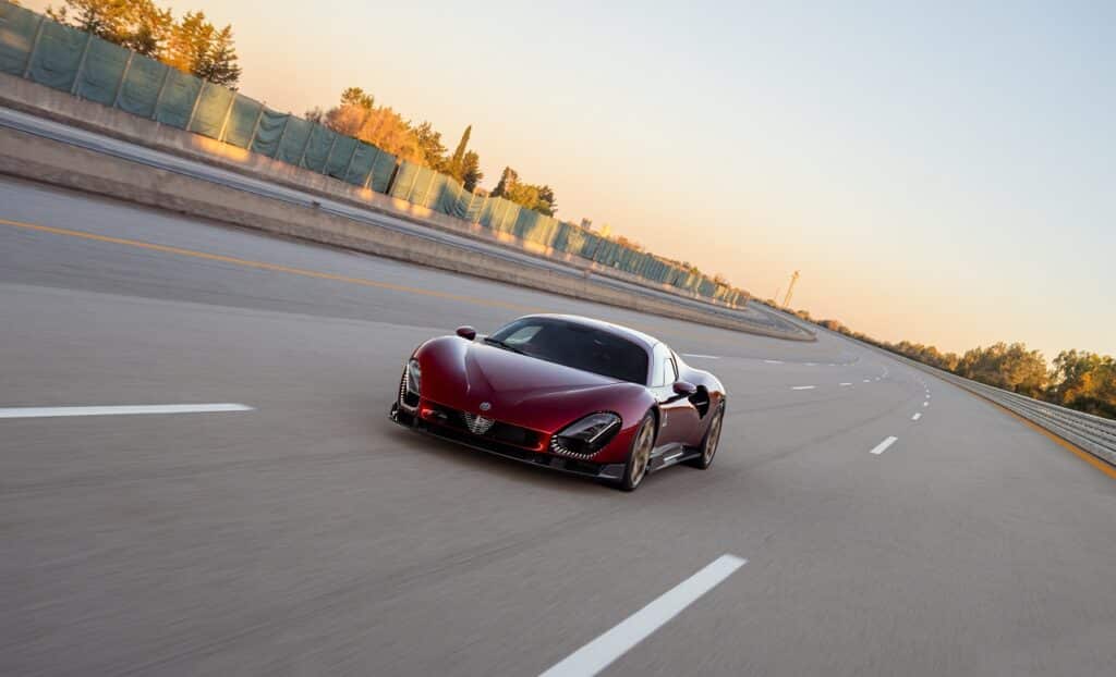 Alfa Romeo 33 Stradale al Nardò Technical Center per i test dinamici [FOTO E VIDEO]