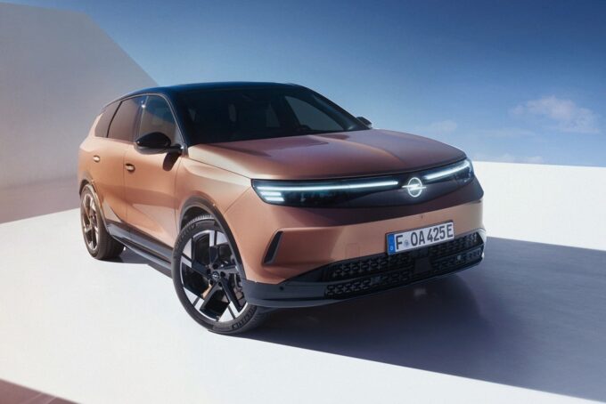 Nuova Opel Grandland: il SUV si fa più grande e abbraccia l’elettrico [FOTO e VIDEO]