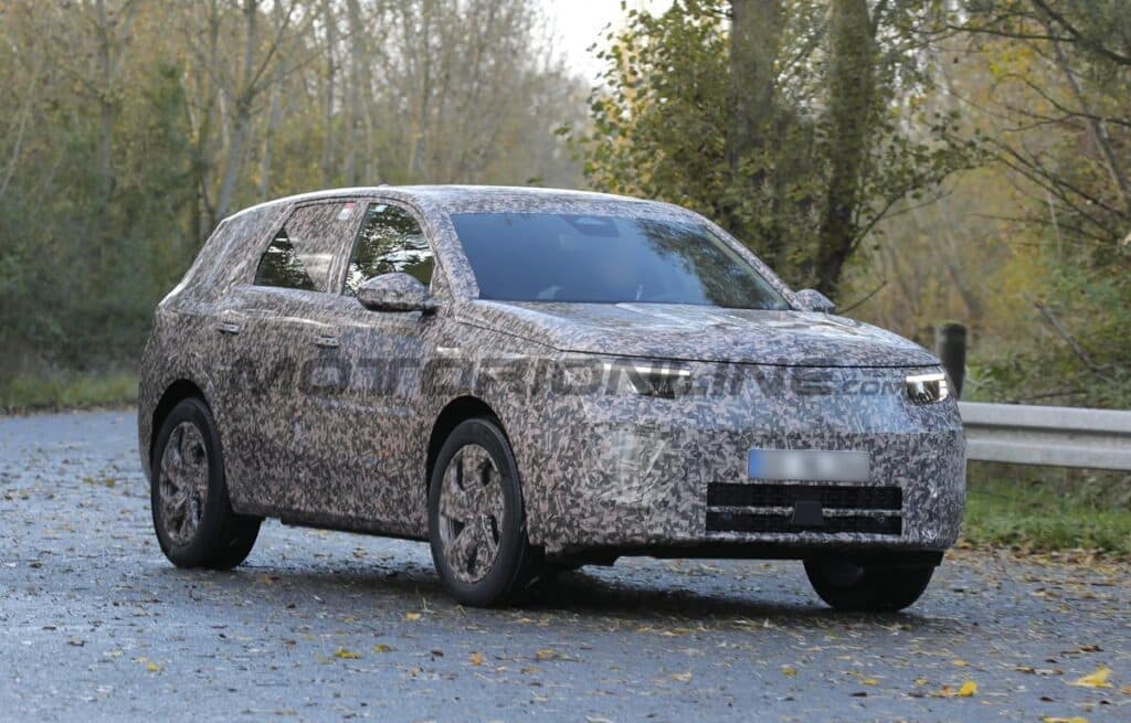Opel Grandland 2024: il nuovo SUV, anche elettrico, impegnato nei test in strada [FOTO SPIA]