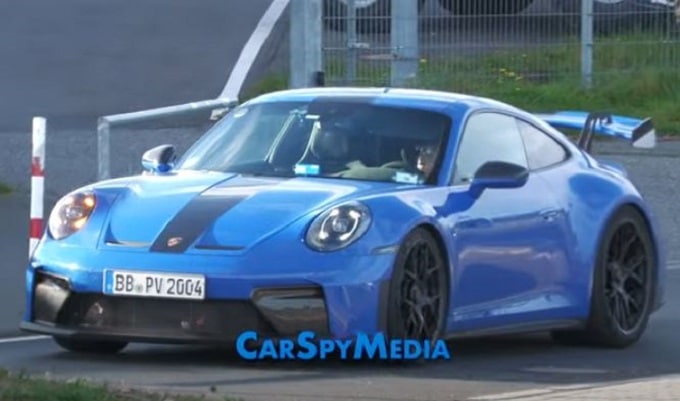 Porsche 911 GT3 2025: la nuova super sportiva corre veloce in pista [VIDEO SPIA]