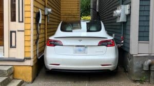 La Tesla gli rimane bloccata nel parcheggio: tutta colpa dell’aggiornamento del summon