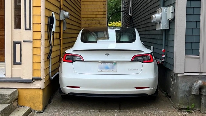 La Tesla gli rimane bloccata nel parcheggio: tutta colpa dell’aggiornamento del summon