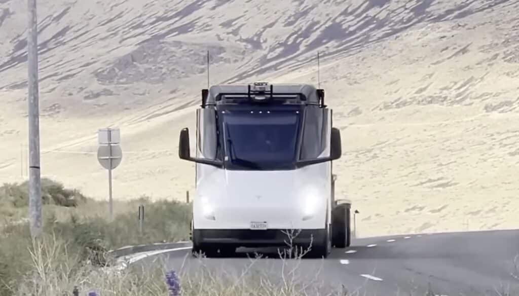 Tesla Semi: i primi test del camion con la guida autonoma [VIDEO]