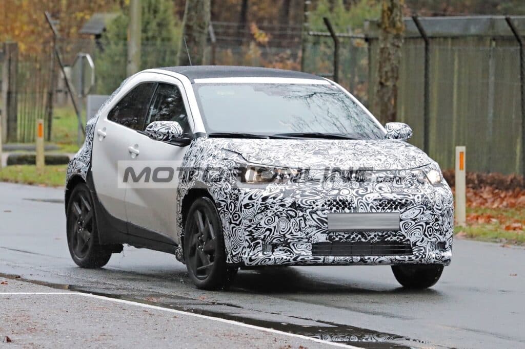 Toyota Aygo X 2026: il facelift si mostra su strada [FOTO SPIA]