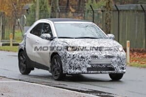 Toyota Aygo X 2026: il facelift si mostra su strada [FOTO SPIA]